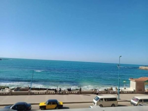 شقه في الاسكندريه ميامي البحر مباشرة